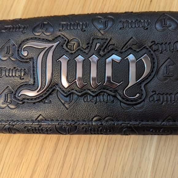 BNWT Juicy Couture Women's Black Raised Signature Embossed Flap Wallet/Clutch - Picture 3 of 16